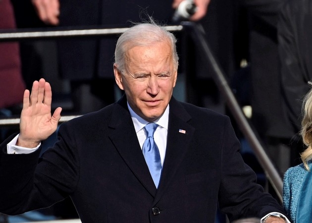 조 바이든 미국 대통령 당선인이 20일(현지시간) 미 의회 의사당에서 성경에 손을 얹고 존 로버츠 대법원장 앞에서 제46대 미국 대통령 취임 선서를 하고 있다.