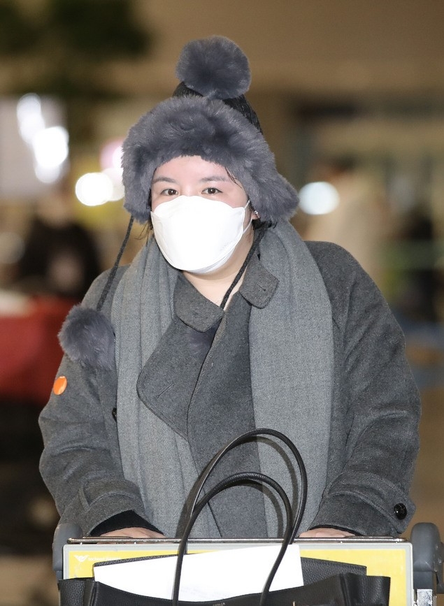 향정신성 의약품을 투약했다 강제출국당한 방송인 에이미가 20일 오후 인천국제공항 제2터미널을 통해 귀국하고 있다.