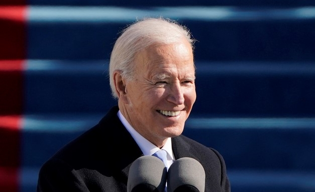 조 바이든 미국 대통령이 20일(현지시간) 미 의회 의사당에서 취임사를 하면서 활짝 웃고 있다. 바이든 대통령은 "오늘은 민주주의의 날이며 희망과 새 시대를 여는 날"이라고 말하며 미국민 모두가 통합을 위해 나아가야 한다"라고 밝혔다.