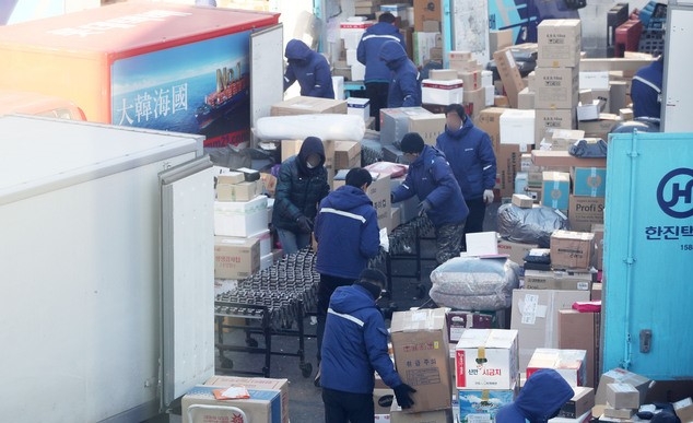 지난 19일 오전 서울 마포구 한진택배 마포택배센터에서 택배 노동자들이 작업을 하고 있다. 