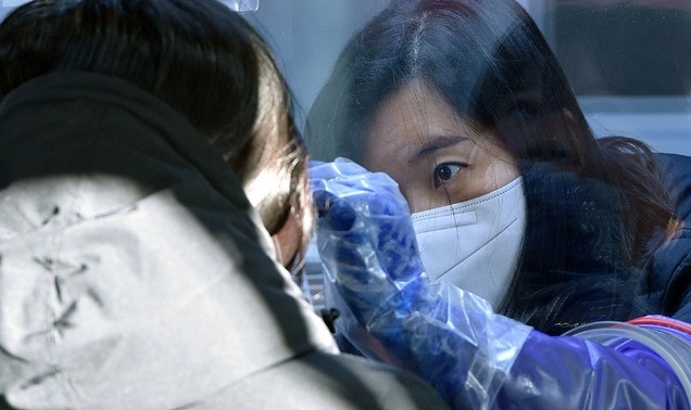 지난 20일 오전 대구 동구 보건소 코로나19 선별진료소에서 의료진이 검체 채취를 하고 있다.