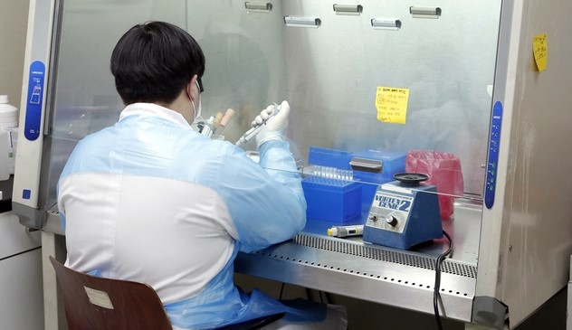 전남대학교병원 한 의료진이 신종 코로나바이러스 감염증(코로나19) 검사를 하고 있다. (사진=전남대학교병원 제공).