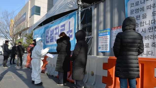 국내 첫 신종 코로나바이러스 감염증(코로나19) 확진자 발생 1년이 된 20일 오전 대구 동구 보건소 코로나19 선별진료소에서 시민들이 검체 채취를 하기 위해 줄을 서 있다.