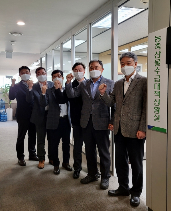 하명곤 판매유통본부장(오른쪽)을 비롯한 임직원들이 결의를 다지고 있다 / 사진 제공 = 농협