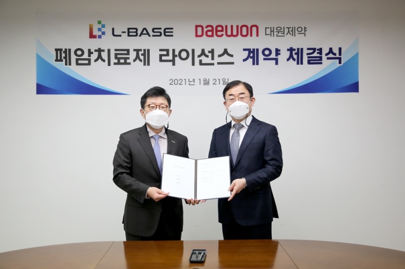 사진=좌측부터 대원제약 백승열 부회장, 엘베이스 전도용 대표