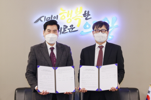 (왼쪽부터) 김상돈 시장과 송수근 계원예술대학교 총장이 의왕시1인창조기업지원센터 운영을 위한 업무협약 체결 뒤 기념사진을 찍고 있다. / 사진제공=의왕시