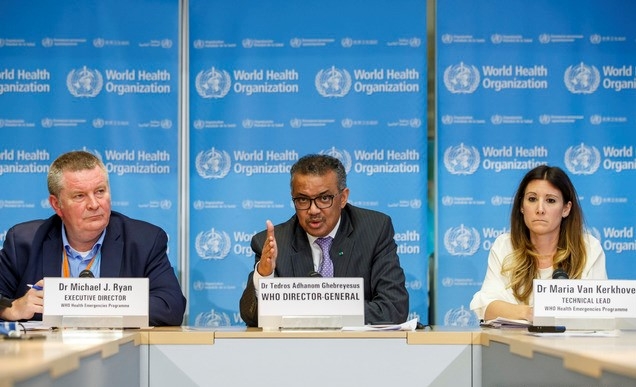 세계보건기구(WHO)의 마이클 라이언(왼쪽) 긴급대응팀, 테워드로스 아드하놈 거브러여수스(가운데) 사무총장, 마리아 밴커코브 박사가 스위스 제네바에서 기자회견을 하고 있다.