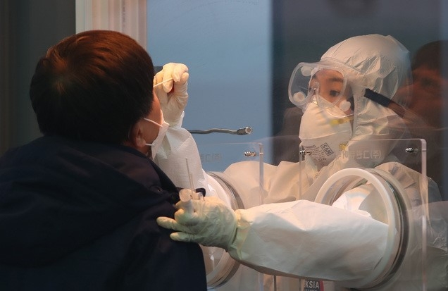 0시 기준 코로나19 확진자가 401명으로 집계된 21일 오전 서울역 중구 임시선별검사소에서 시민들이 검사를 받고 있다.