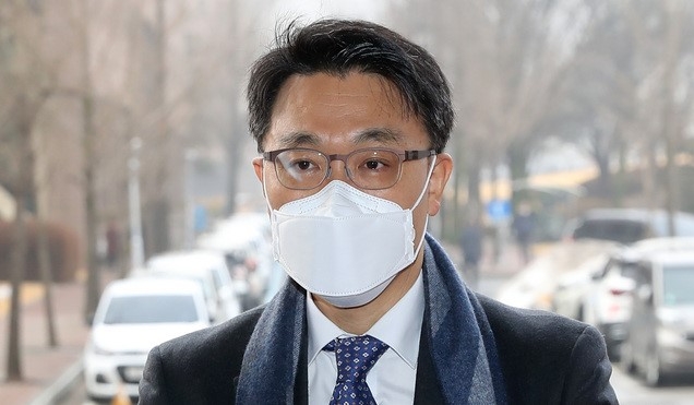 김진욱 고위공직자범죄수사처(공수처) 처장이 22일 오전 경기 과천시 공수처로 출근하며 취재진의 질문에 답하고 있다.