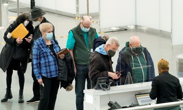 지난 13일 미 뉴욕 제이컵 K. 재비츠 컨벤션센터에서 고령 시민들이 신종 코로나바이러스 감염증(코로나19) 백신 접종을 신청하려고 줄을 선 모습.