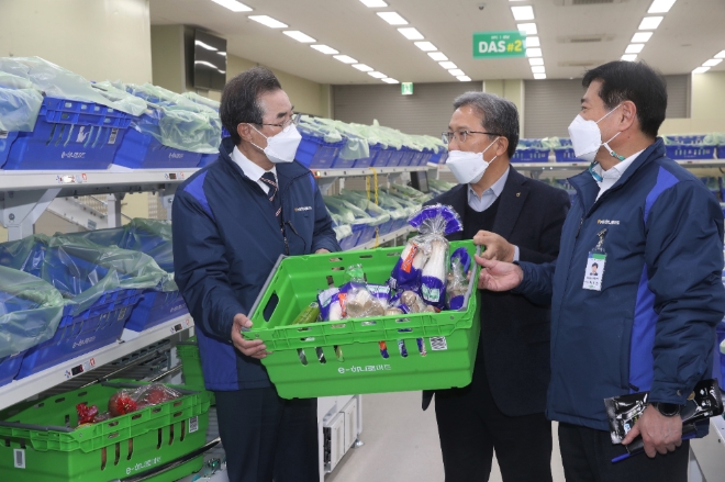 농협중앙회 이성희 회장(왼쪽 첫 번째)이 취임 1주년을 맞이하여 22일 디지털풀필먼트센터(DFC) 시스템이 처음으로 적용된 농협 성남유통센터를 찾았다.