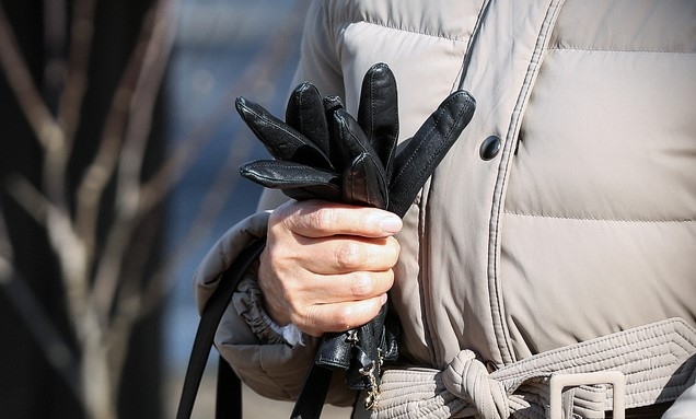 지난 20일 오후 점심시간 서울 영등포구 여의도공원에서 시민이 장갑을 벗어 손에 쥐고 있다.