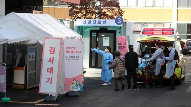 최근 일주일간 일평균 국내 발생 신규 확진자 수가 384.14명으로 집계된 23일 서울 중구 국립중앙의료원에 마련된 신종 코로나바이러스 감염증(코로나19) 선별 진료소에서 의료진들이 업무를 보고 있다.