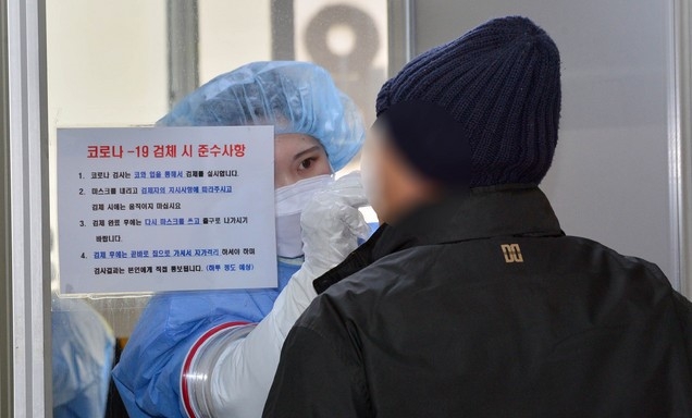 4일 오전 광주 북구 용봉동 선별진료소에서 의료진이 검사대상자의 코로나19 검체를 채취하고 있다.