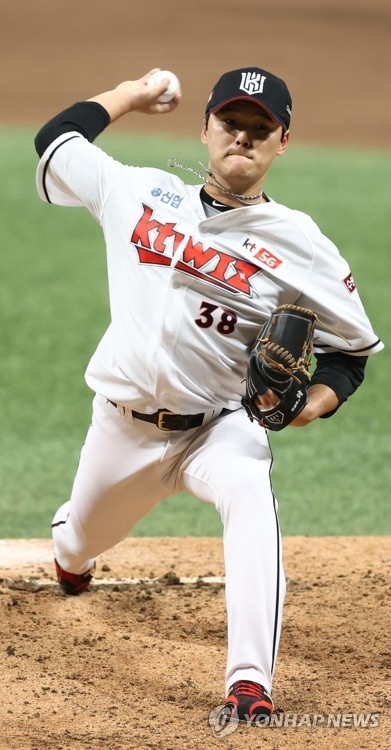 KBO는 하루 앞을 다가온 kT 투수 주권의 연봉조정을 위해 모두 5명으로 구성된 연봉조정위원회를 구성했다.