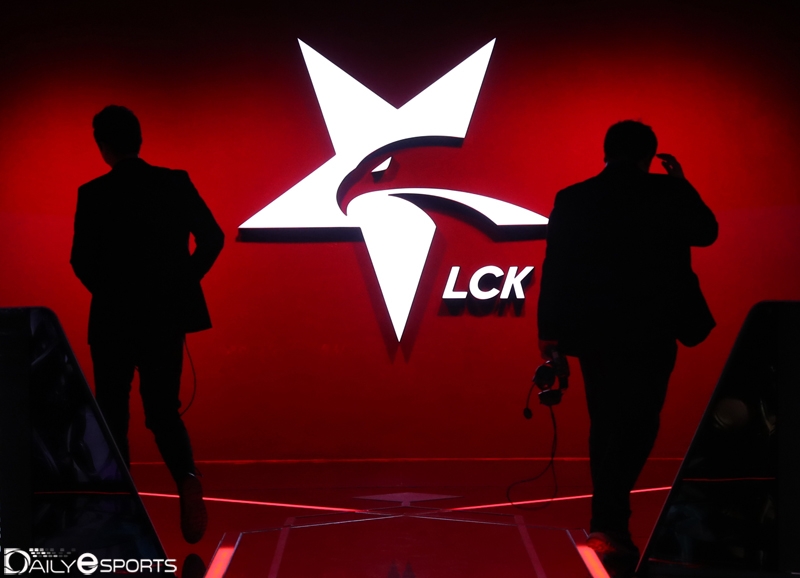 2020 LCK 스프링 챔피언 선택을 마친 kt와 T1 감독.