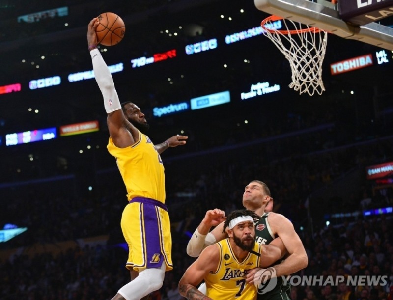 르브론 제임스의 장쾌한 덩크슛 모습.