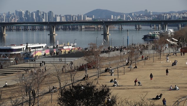 낮 최고기온 12도의 완연한 봄날씨를 보인 지난 24일 서울 여의도 한강공원에서 시민들이 나들이를 즐기고 있다.