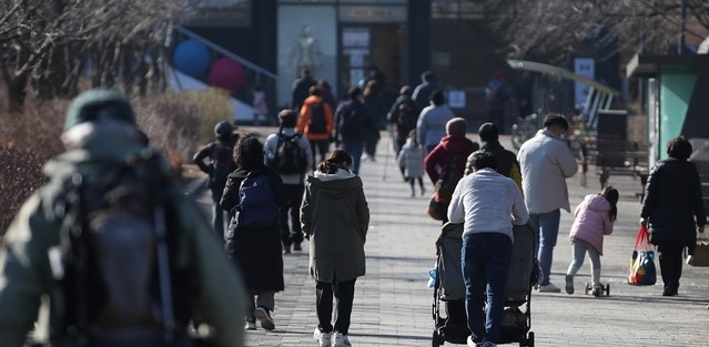낮 최고기온 12도의 완연한 봄날씨를 보인 지난 24일 과천 서울대공원 동물원에서 행락객들이 나들이를 즐기고 있다.
