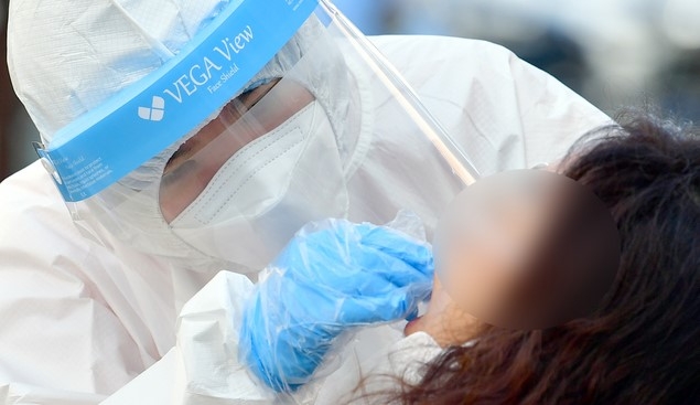  24일 오전 광주 북구 신용동 한 유치원에서 방역당국이 신종 코로나바이러스 감염증(코로나19) 전수검사를 하고 있다.