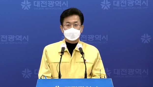 허태정 대전시장이 24일 오후 긴급 온라인 브리핑을 통해 비인가 중·고교과정 기숙형 국제학교의 코로나19 집단감염 상황을 설명하고 있다.
