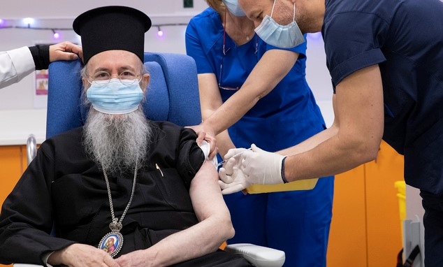 그리스 아테네의 에반겔리스모스 병원에서 그리스 동방정교회의 한 남성이 코로나19 백신을 접종하고 있다. 