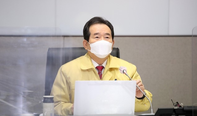 정세균 국무총리가 25일 서울 종로구 정부서울청사에서 서울-세종 간 화상으로 열린 신종 코로나바이러스 감염증(코로나19) 중앙방역대책본부(중대본) 회의에서 발언하고 있다.