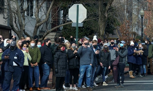 24일(현지시간) 워싱턴 인근 조지타운에서 시민들이 홀리 트리니티 가톨릭 교회 미사를 마치고 돌아가는 조 바이든 미국 대통령의 차량 행렬을 보기 위해 모여 있다.