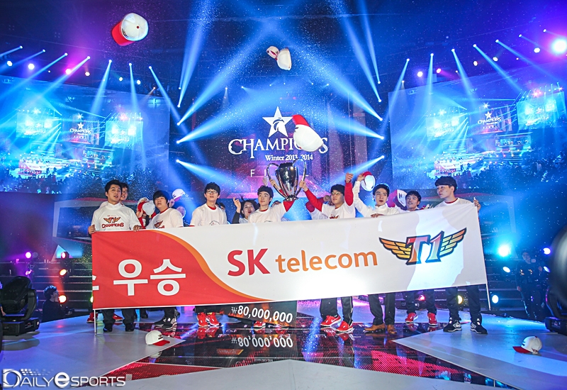 2013-14 LCK 윈터 우승 세리머니를 하는 SK텔레콤 T1 K 선수단.