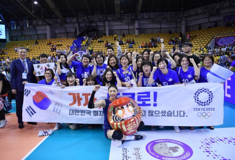  오한남 회장은 지난 해 1월 도쿄올림픽 아시아예선전에서 본선 티켓을 확보한 여자대표팀과 함께 했다.[ 대한민국배구협회 제공] 