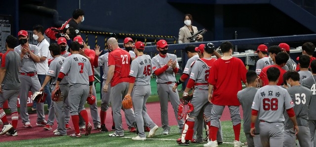 지난해 9월 25일 오후 서울 구로구 고척스카이돔에서 열린 '2020 신한은행 SOL KBO리그' 키움 히어로즈 대 SK 와이번스의 경기, 8대 6으로 승리한 SK 선수들이 자축하고 있다.