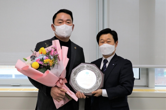 박진권 전남도의원(왼쪽), 수협중앙회장 감사패 수상