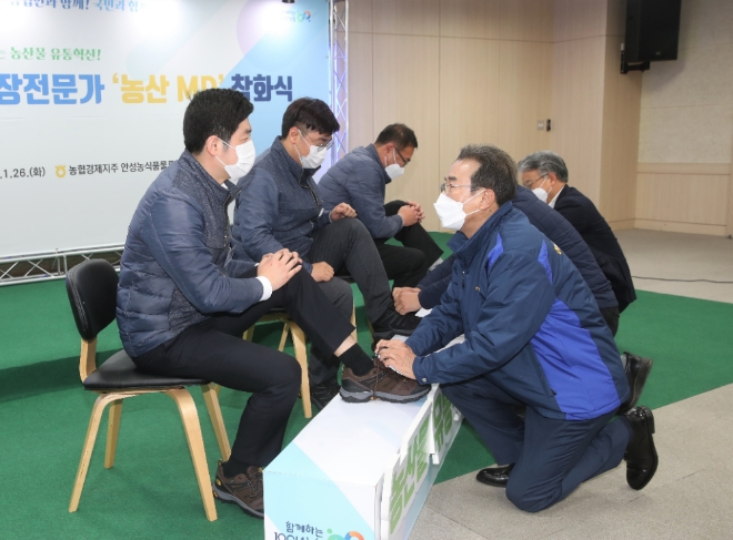 이성희 농협중앙회장(앞줄 오른쪽)은 취임 1주년을 맞아 농산물도매분사 MD(구매담당자)에게 운동화를 직접 신겨주는 착화식 행사를 가졌다 / 사진 제공 = 농협