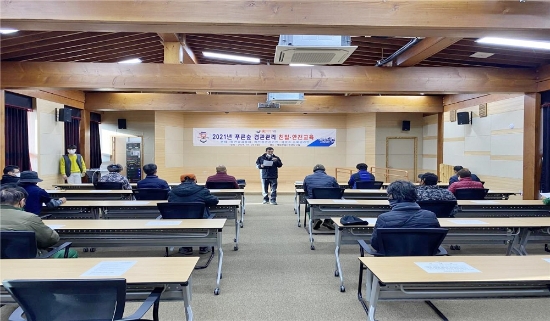 장흥군은 지난 25일 '2021년 푸른 숲 경관 관리' 전문 인력과 공공산림 가꾸기 사업 인력에 대해 근로계약을 체결하고, 본격적인 푸른 숲 경관 관리에 나섰다/사진=장흥군