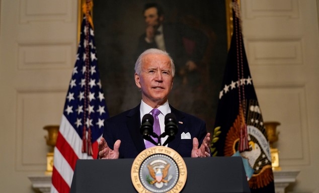 조 바이든 미국 대통령이 26일(현지시간) 백악관 만찬장에서 신종 코로나바이러스 감염증(코로나19) 브리핑을 하고 있다. 그는 이날 백신 보급 상황을 개선하기 위해 각 주(州)에 보급되는 물량을 약 16%까지 늘리겠다고 밝혔다. 그러면서 이를 통해 수백 만명의 국민이 더 빨리 백신을 접종할 수 있을 것이라고 전망했다.