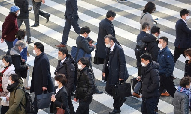  13일 일본 도쿄의 한 횡단보도를 신종 코로나바이러스 감염증(코로나19) 감염 예방을 위해 마스크를 착용한 시민들이 건너고 있다. 