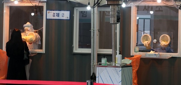 코로나19 신규 확진자가 다시 300명대를 기록한 26일 오전 서울역 광장에 마련된 코로나19 중구 임시 선별검사소에서 시민들이 검사를 받고 있다.