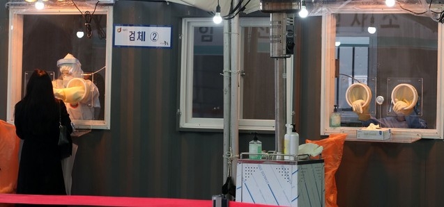 코로나19 신규 확진자가 다시 300명대를 기록한 26일 오전 서울역 광장에 마련된 코로나19 중구 임시 선별검사소에서 시민들이 검사를 받고 있다.