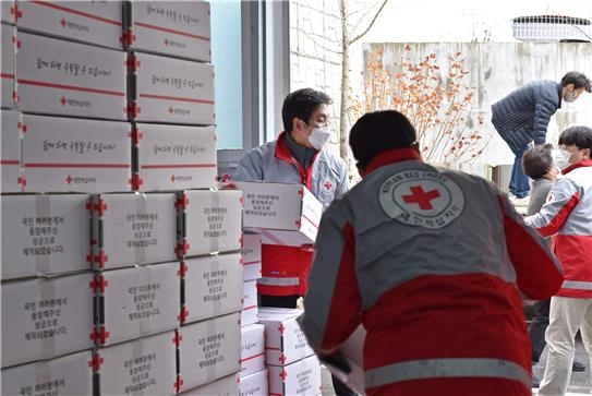 27일, 울산시 중구 성안동 대한적십자사 울산지사에서 직원들이 자가격리자에게 지원할 비상식량세트를 차량에 싣고 있다.