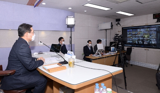 권오봉 여수시장은 22개 읍면동의 신임 이‧통장과 주민자치위원들이 온택트로 만나고 있다./사진=여수시