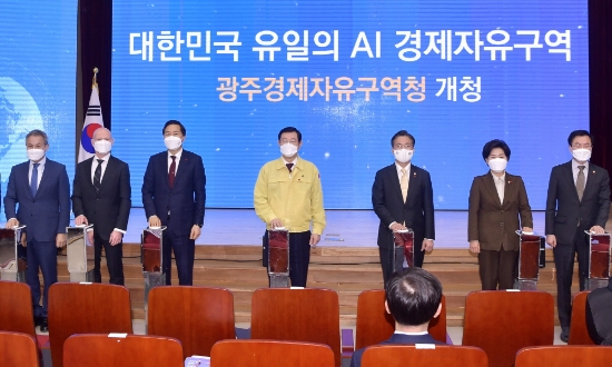 이용섭 광주광역시장이 27일 오후 북구 첨단3지구 광주이노비즈센터 다목적강당에서 열린 광주경제자유구역청 개청식에 참석해 성윤모 산업통상자원부 장관, 양향자·윤영덕 국회의원, 김용집 광주시의회 의장, 프로데 술베르그 주한노르웨이 대사 등 내빈들과 축하 퍼포먼스를 하고 있다./사진=광주시