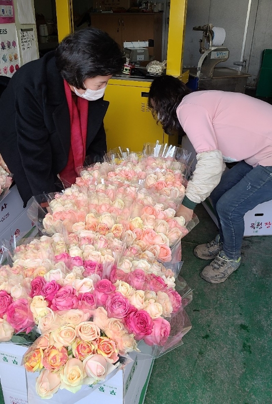 곡성군이 코로나19로 어려움을 겪고 있는 화훼농가를 돕기 위해 '꽃 사주기 운동'을 전개하고 있다/사진=곡성군