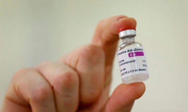 영국 전역서 1월4일부터 접종이 개시될 아스트라제네카-옥스퍼드대 코로나19 백신이 2일 잉글랜드 한 도시의 병원에 배포돼 의료진이 손에 들고 있다.