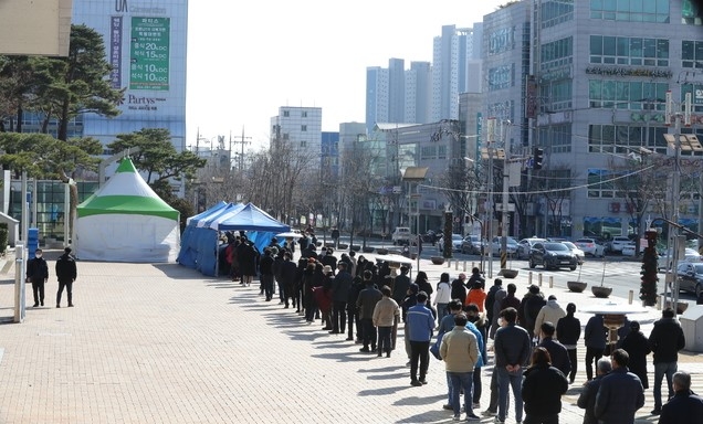 경북 포항시가 전 시민 가구당 1명 신종 코로나바이러스 감염증 진단검사 행정명령을 내린 둘째날인 27일 오후 시청앞 임시선별진료소에 수백명이 시민들이 줄지어 검사를 기다리고 있다.