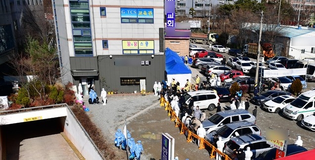 6세~19세 학생 등 109명이 신종 코로나바이러스 감염증(코로나19) 확진 판정을 받은 광주 광산구 운남동 광주TCS국제학교에서 27일 오후 확진자들이 생활치료시설로 이동하기 위해 버스에 탑승하고 있다.