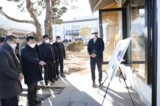 이동진 군수가 지역발전을 견인할 주요 개발 사업들이 성공적으로 추진될 수 있도록 간부공무원들과 함께 사업현장을 방문, 주요 현안을 직접 점검하고 있다/사진=진도군