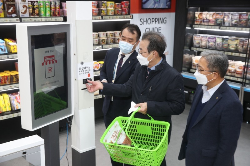 이성희 농협중앙회장, 경제사업장 디지털 전환 상황 점검