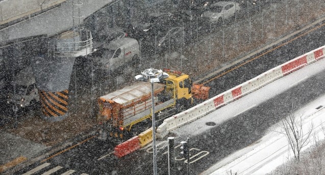 눈이 내리고 있는 28일 오전 서울 송파구 거리에서 제설차량이 이동하고 있다. 