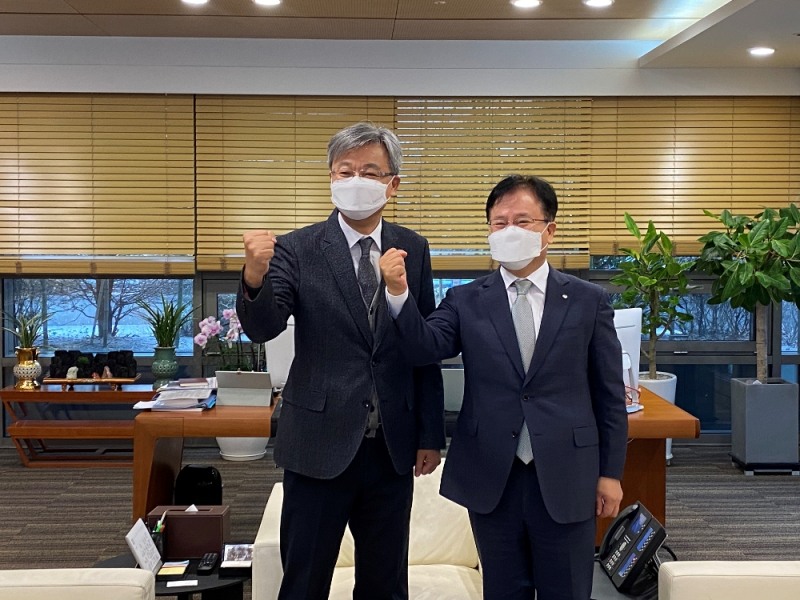 농협경제지주 장철훈 농업경제대표이사(왼쪽)와 NS홈쇼핑 조항목 대표이사(오른쪽)가 28일 NS홈쇼핑 본사에서 만나 산지농산물 판매활성화를 위한 전략적 협업을 추진하기로 했다.