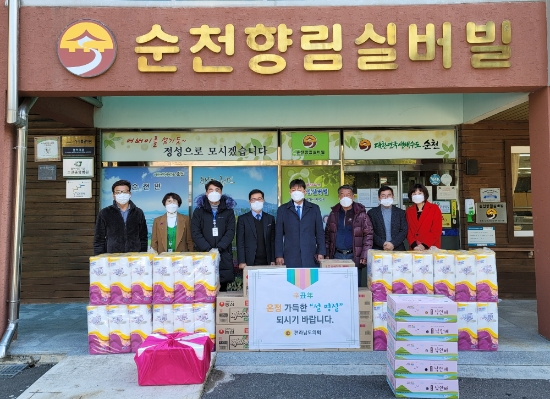 전남도의회 김정희 의원(더불어민주당․순천5)은 28일 설 명절을 맞아 순천시에 소재한 ‘순천향림실버빌’을 방문해 어르신들이 사용할 위문품을 전달하고 사랑의 온정을 나누는 의정활동을 펼쳤다/사진=전남도의회